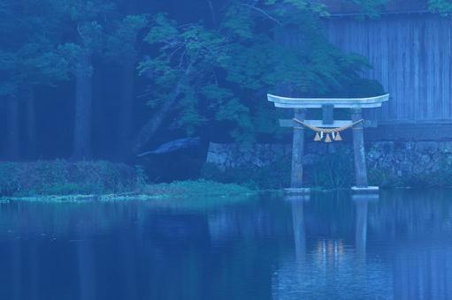 Photo, gold scales lake, torii, yufuin, 