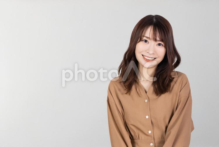 笑顔のビジネスウーマン（グレー） 女性,ビジネス,人物の写真素材
