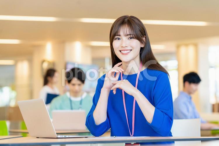 オフィスで働く若いビジネスウーマン オフィス,ビジネス,女性の写真素材