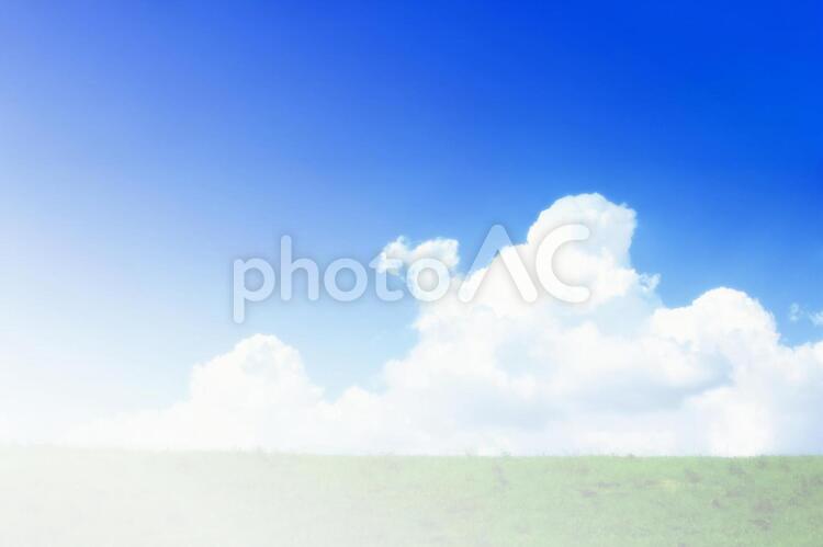眩しく爽やかな夏の空の背景素材 背景,白い雲,夏の写真素材