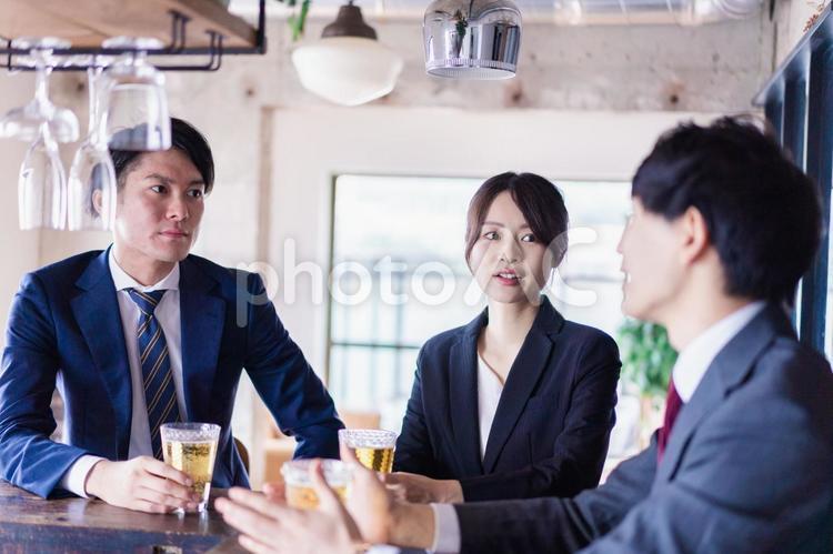 バーでお酒を飲む男女の会社員 小規模,同窓会,メンバーの写真素材