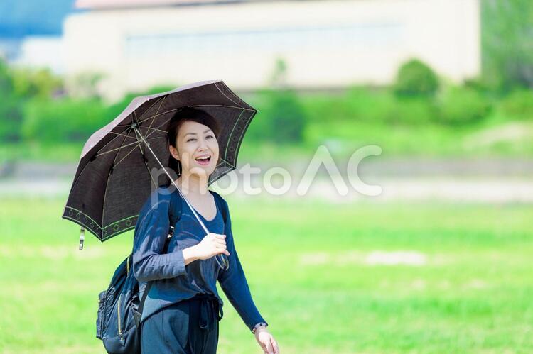日傘を差している女性 30代,30歳,アウトドアの写真素材