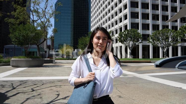 ロサンゼルスのビジネス街を歩く日本人女性 アメリカ,ビジネス,キャリアウーマンの写真素材