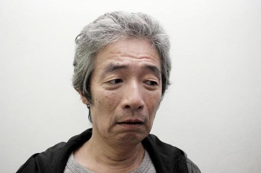 悩むシニア男性 悩むシニア男性の写真