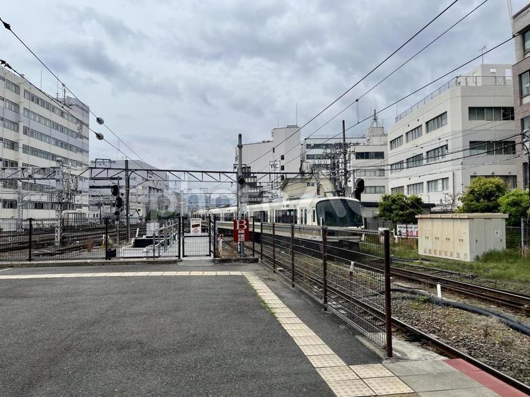 京都駅　嵯峨野線の電車 京都駅,ホーム,嵯峨野線の写真素材
