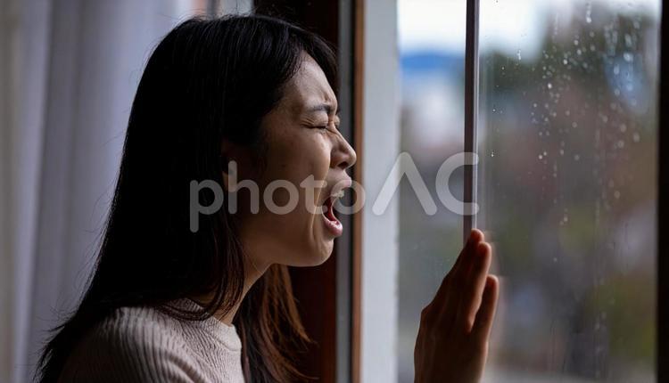 悲しくて泣く日本人女性・暗いイメージ 叫び,感情,大声の写真素材
