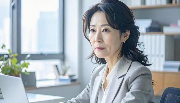 仕事に取り組むビジネスマン 仕事に取り組むビジネスマンの写真