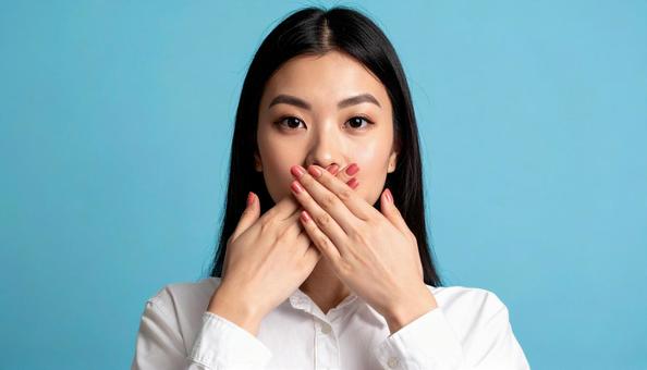 口臭ケアイメージ 口元を両手でおおう女性 口臭ケアイメージ 口元を両手でおおう女性の写真
