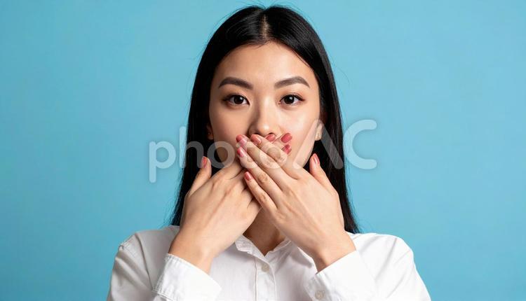 口臭ケアイメージ　口元を両手でおおう女性 口,悪臭,日本人の写真素材