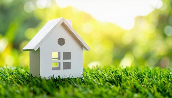 マイホームのイメージ 芝生に立つ白い家 マイホームのイメージ 芝生に立つ白い家の写真