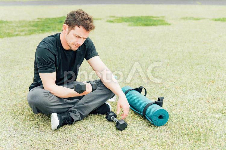 ダンベルを使ってトレーニングする白人男性 ダンベル,筋肉,トレーニングの写真素材