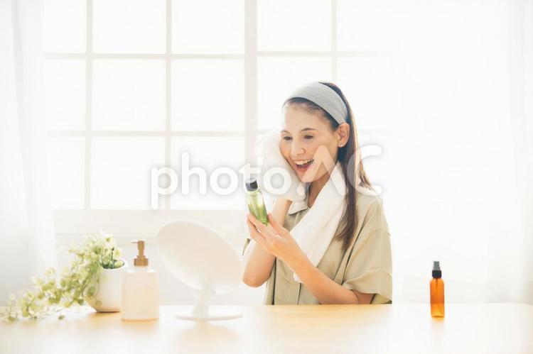 化粧水を使うミドル世代の女性 化粧水,スキンケア,アンチエイジングの写真素材