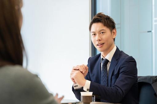 笑顔で対話をする男性ビジネスマン 笑顔で対話をする男性ビジネスマン 男性,笑顔,対話の写真素材