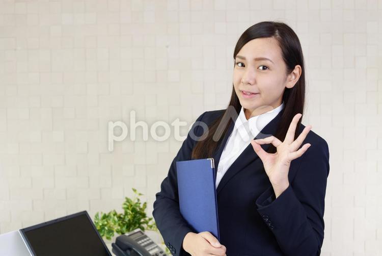 OKサインを出す笑顔のビジネスウーマン 女性,ビジネスウーマン,女の写真素材
