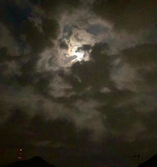 雲に隠れる月 雲に隠れる月の写真