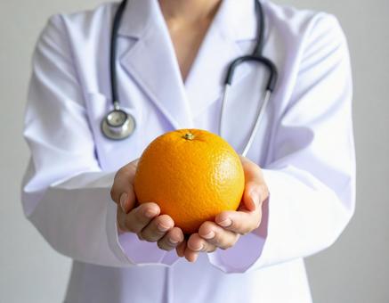 医師　食べ物　オレンジの写真