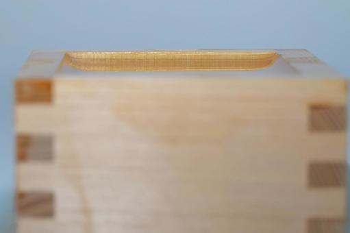 伝統的な木製枡の上部と木組みのディテール 枡,酒器,木製の写真素材