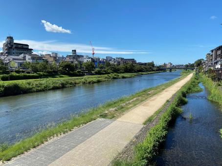 京都・鴨川の夏の情景 京都・鴨川の夏の情景 鴨川,京都,一級河川の写真素材