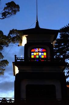金沢 尾山神社のステンドグラスと三日月 金沢 尾山神社のステンドグラスと三日月の写真