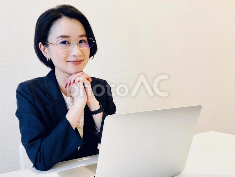 スーツ姿で在宅勤務をするビジネスウーマン 女性,パソコン,オンライン会議の写真素材