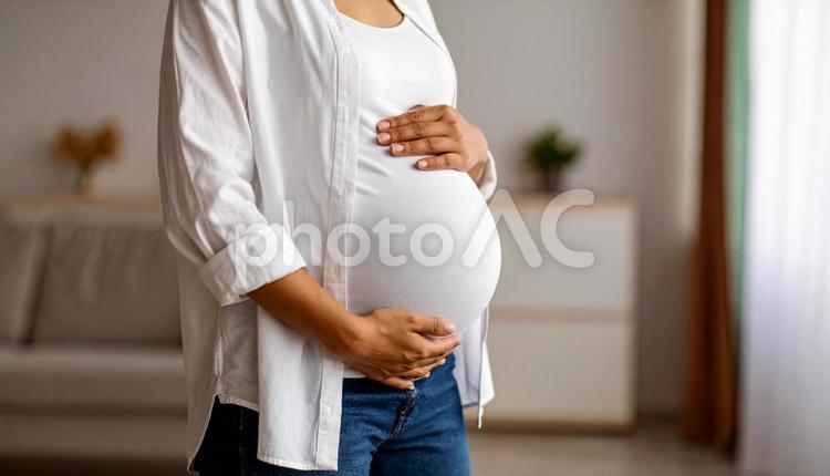 白いシャツを着た日本人妊婦の臨月のお腹 マテニティ,妊娠,妊婦の写真素材