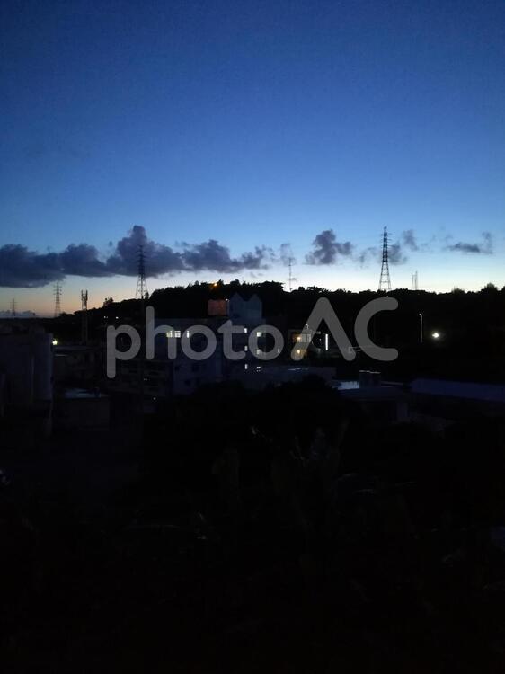 夕暮れ たそがれ,シルエットで映す,ビルの写真素材