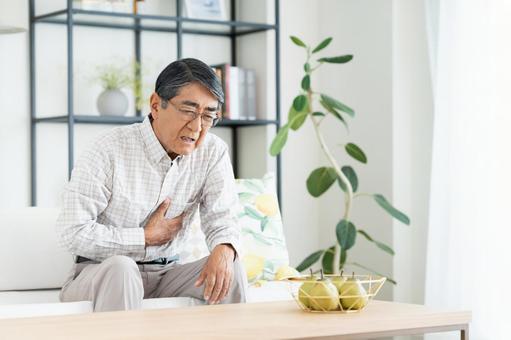 心臓が痛いシニアの男性 心臓が痛いシニアの男性 シニア,心臓,男性の写真素材