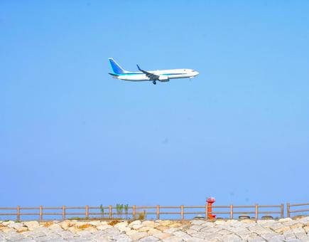 航空機と防波堤 航空機と防波堤 飛行機,青空,防波堤の写真素材