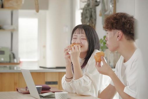 おやつの時間を楽しむ若いカップル おやつの時間を楽しむ若いカップル おやつ,間食,ティータイムの写真素材