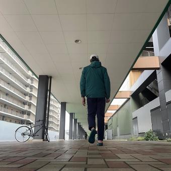 屋根の下を歩く男性 男性,男,走るの写真素材