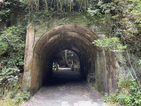山の中のトンネル 山の中のトンネルの写真