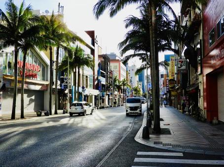 早朝の沖縄国際通り2 国際通り,那覇市,沖縄県の写真素材