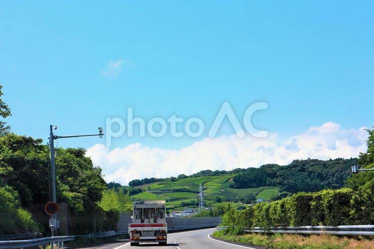 二番茶の季節　夏の茶山が見える東名高速道路 道路,ドライブ,トラックの写真素材