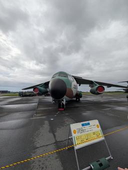 曇天の中撮る航空機 曇天の中撮る航空機 ブルーインパルス,航空自衛隊,空の写真素材