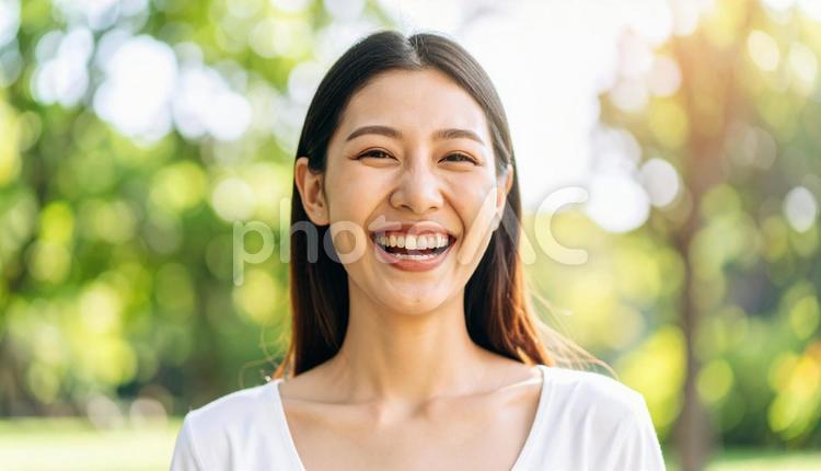 緑豊かな自然の中で笑顔の若い日本人女性 幸せ,喜び,笑顔の写真素材
