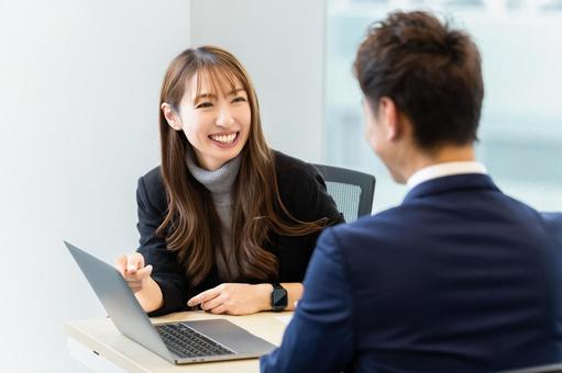 ミーティングをする男女2人のビジネスマン ミーティングをする男女2人のビジネスマン 女性,男性,男女の写真素材