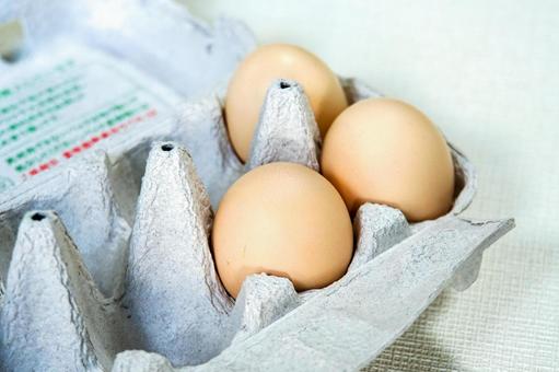 紙製の卵パックに入った3つの茶色の鶏卵 卵,鶏卵,パックの写真素材