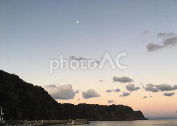 夕暮れの月 島のシルエット,夕日,シルエットの写真素材