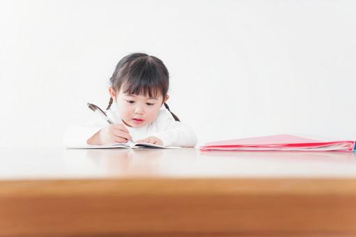 ひとりで勉強をする子ども ひとりで勉強をする子どもの写真
