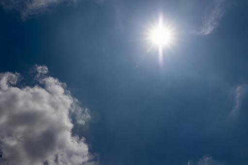 夏の青空に輝く太陽 夏の青空に輝く太陽の写真