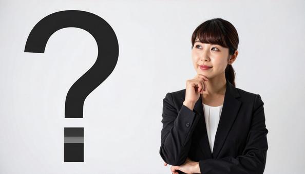 クエスションマークと考え込む女性の写真