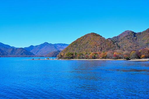 奥日光の紅葉（中禅寺湖、男体山） 紅葉,秋,風景の写真素材