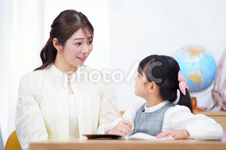 振り向き母に話をする女の子 娘,振り向く,母の写真素材
