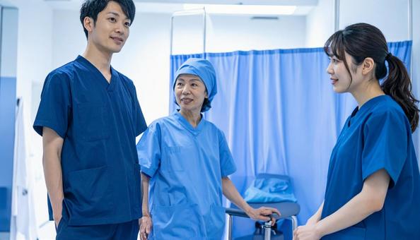 病院で医師の話を聞く日本人医療スタッフ 病院で医師の話を聞く日本人医療スタッフの写真