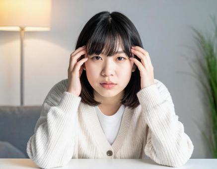 頭を抱える女性 頭を抱える女性の写真