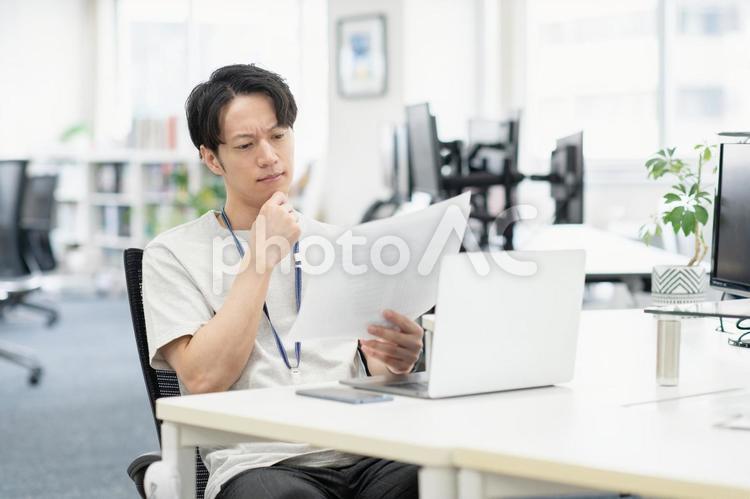 オフィスで働く若い男性エンジニア ビジネス,ビジネスマン,男性の写真素材