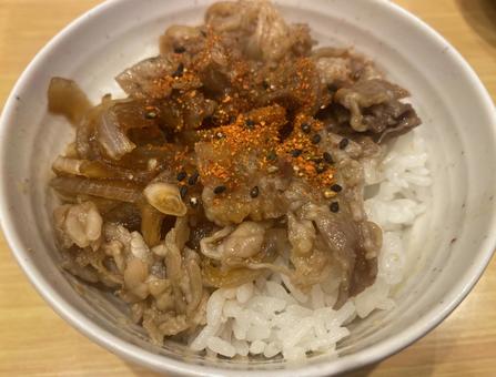 牛丼 すき焼き丼 七味唐辛子 牛丼 すき焼き丼 七味唐辛子の写真