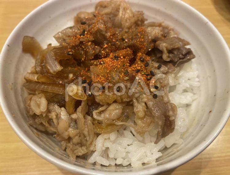 牛丼　すき焼き丼　七味唐辛子 牛丼,すき焼き丼,牛肉の写真素材
