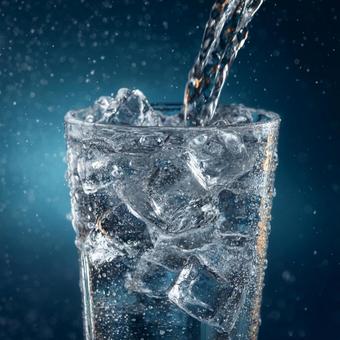 喉の渇きを癒やす、冷たい飲料水 喉の渇きを癒やす、冷たい飲料水の写真