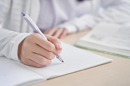 Living at hand of a Japanese girl doing homework, middle school students, woman, japanese, JPG